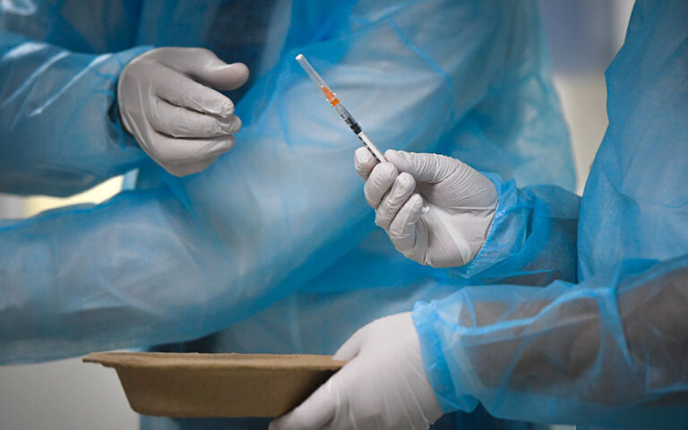 Κορωνοϊός: Εκτόξευση εμβολιασμών λόγω της μετάλλαξης «Όμικρον»