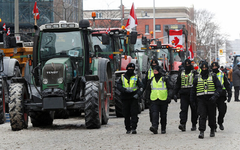 Καναδάς: QAnon και νεοναζί στο «τιμόνι» των διαδηλώσεων – Το προφίλ των σκληρών αρνητών