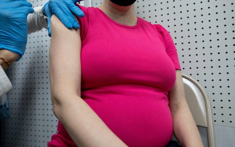 Κορωνοϊός – Μελέτη: Ο εμβολιασμός κατά την εγκυμοσύνη συμβάλλει στην προστασία των νεογέννητων