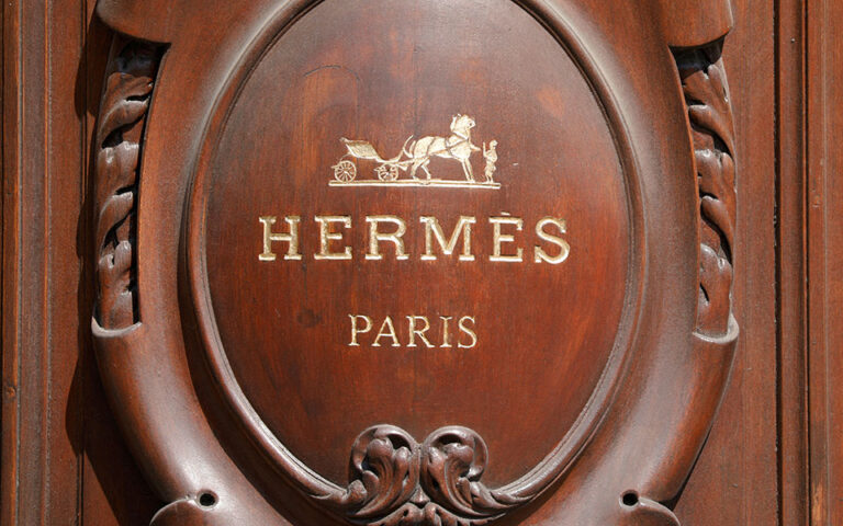 Hermès: Δεν προλαβαίνει να καλύψει τη ζήτηση για πολυτελείς τσάντες