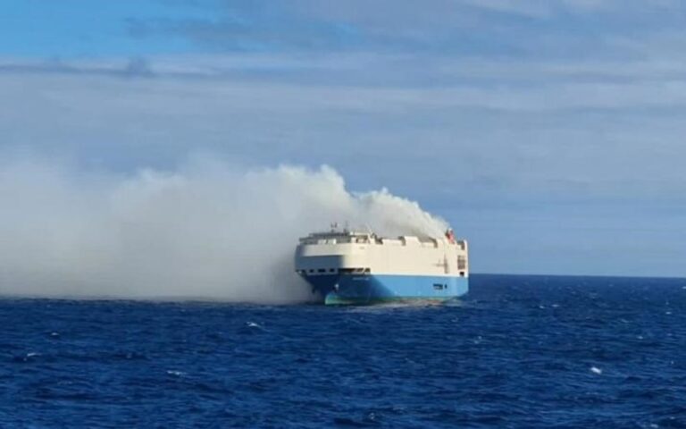 Πορτογαλία: Φωτιά σε πλοίο μεταφοράς οχημάτων – Βίντεο από τη διάσωση των ναυτικών