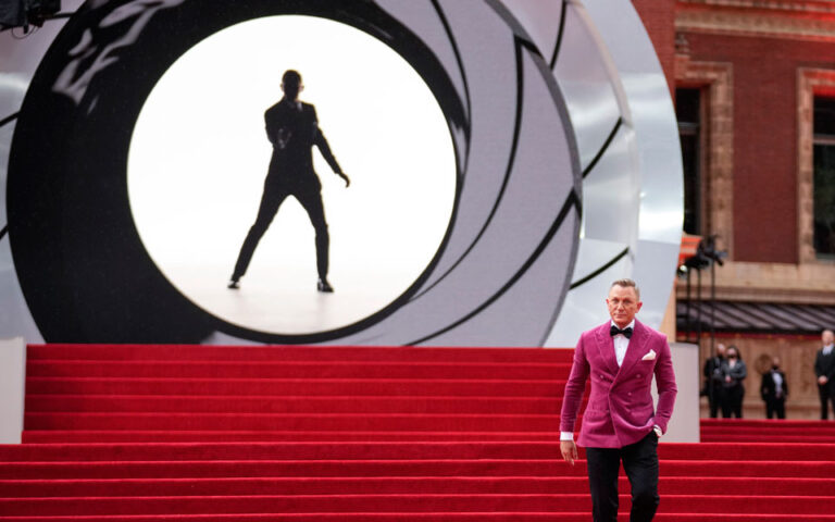 Τζέιμς Μποντ: Τα σενάρια για τον νέο «007» και η αναζήτηση σκηνοθέτη