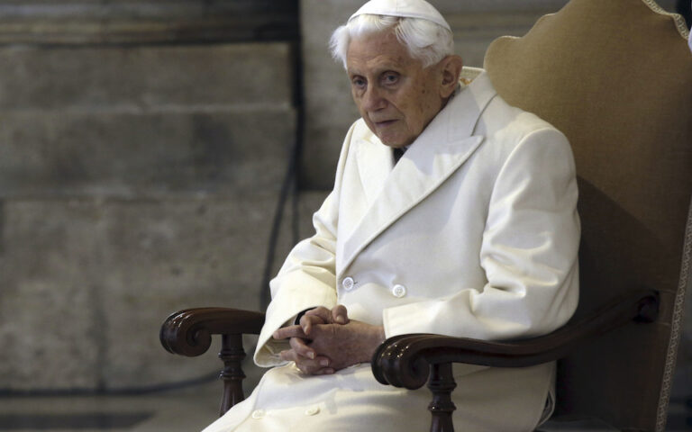 Πάπας Βενέδικτος: Ζητάει «συγχώρεση» από τα θύματα των σεξουαλικών κακοποιήσεων