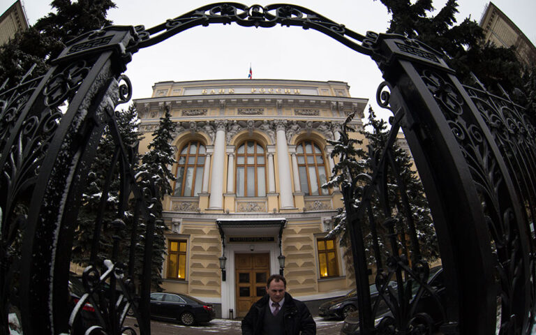 Πόλεμος στην Ουκρανία: Αποκλεισμός της ρωσικής κεντρικής τράπεζας από συναλλαγές στην Ε.Ε. – Οι συνέπειες για τη Μόσχα