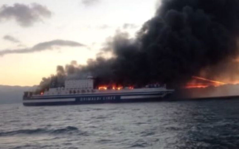 Φωτιά στο πλοίο Euroferry Olympia: Μεταφέρονται στην Κέρκυρα 278  επιβαίνοντες – Ένα άτομο στο νοσοκομείο (βίντεο) | Η ΚΑΘΗΜΕΡΙΝΗ