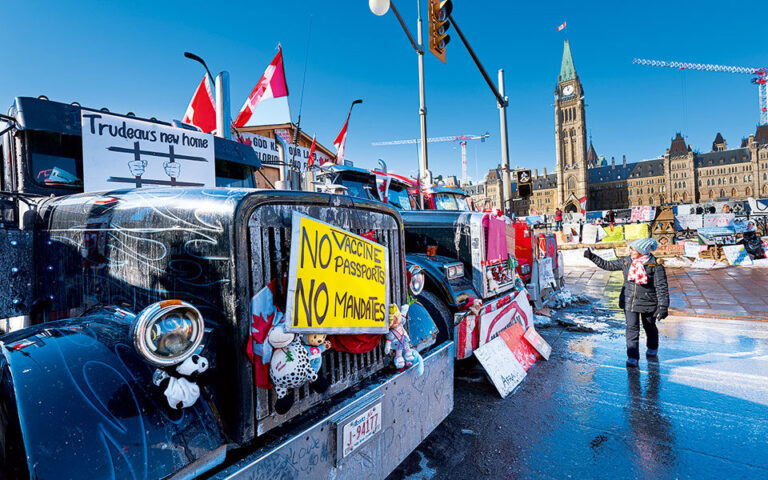 Καναδάς: Ακροδεξιοί, συνωμοσιολόγοι και αντιεμβολιαστές στο «κομβόι ελευθερίας»