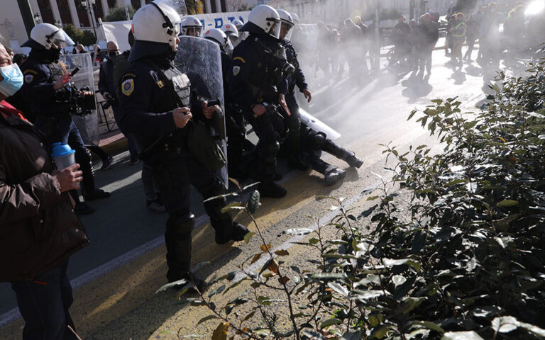 Αθήνα: Ένταση σε συγκέντρωση ΑΔΕΔΥ – ΠΟΕΔΗΝ στην Πανεπιστημίου