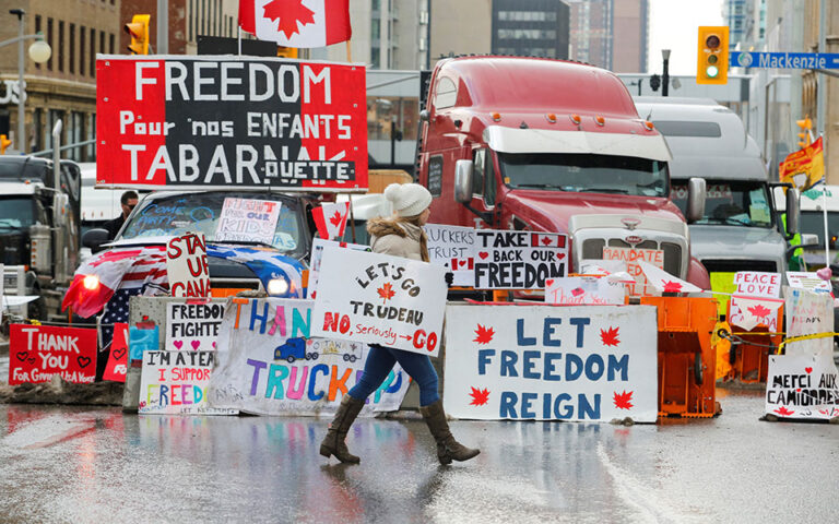 ΗΠΑ: Κομβόι φορτηγών αναχωρούν για τα σύνορα με τον Καναδά