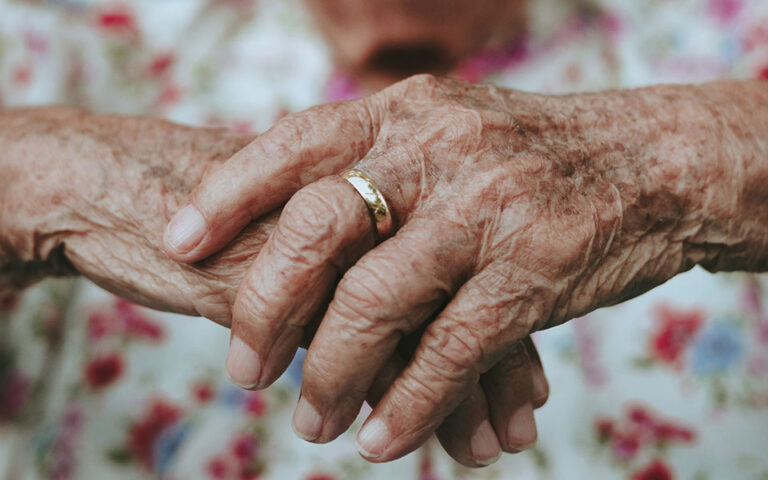 Γηροκομείο στα Χανιά: Μαρτυρίες υπαλλήλων αποκαλύπτουν τον εφιάλτη που βίωναν οι ηλικιωμένοι