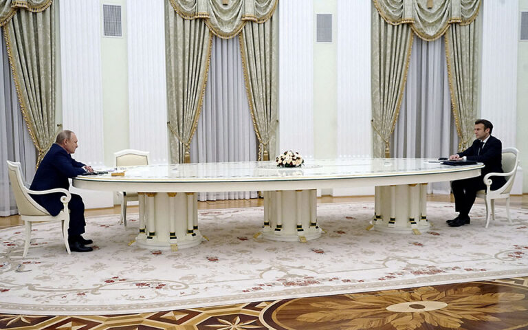 Reuters: Γιατί Πούτιν – Μακρόν κάθισαν στο τραπέζι των 4 μέτρων