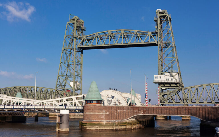 Ρότερνταμ: Διαλύουν ιστορική γέφυρα για να περάσει το νέο γιοτ του Τζεφ Μπέζος
