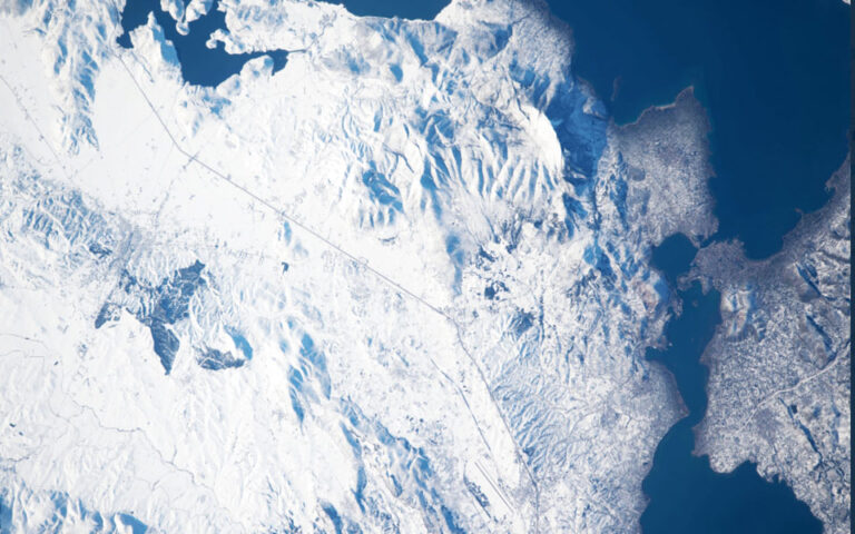 Εντυπωσιακή φωτογραφία της χιονισμένης Ελλάδας από τον Διεθνή Διαστημικό Σταθμό