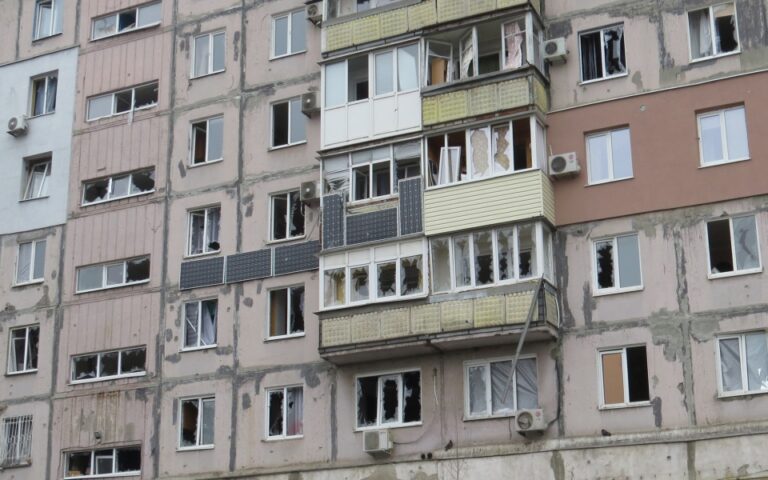 Μαριούπολη – Μαρτυρία Ελληνίδας στην «Κ»: «Τρέμουν οι τοίχοι του σπιτιού από τους συνεχείς βομβαρδισμούς»