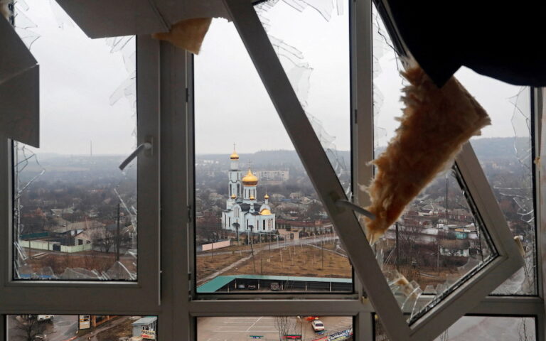 Πόλεμος στην Ουκρανία: Οι Ρώσοι σφυροκοπούν πόλεις-κλειδιά ως… μέσο διαπραγμάτευσης
