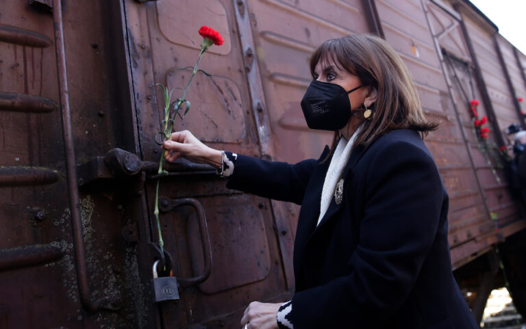 Κατερίνα Σακελλαροπούλου: Η μνήμη του Ολοκαυτώματος μας εξοπλίζει «απέναντι σε μια νέα επέλαση του κακού»