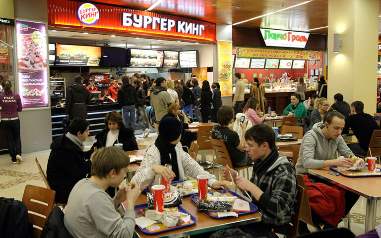 Burger King: Γιατί θέλει να φύγει από τη Ρωσία, αλλά δεν μπορεί