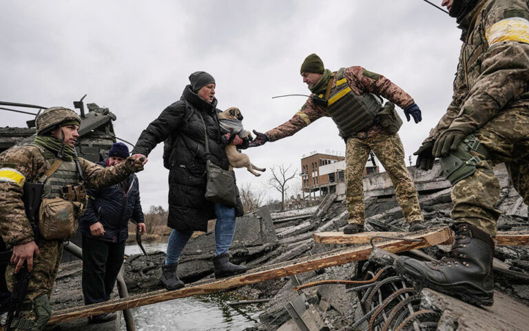 Εισβολή στην Ουκρανία: Οι δύο παράλληλοι πόλεμοι της Ρωσίας και το μεγάλο δίλημμα του Ζελένσκι