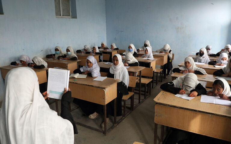 Αφγανιστάν: Το λουκέτο στα σχολεία θηλέων «πάγωσε» τις συνομιλίες ΗΠΑ – Ταλιμπάν