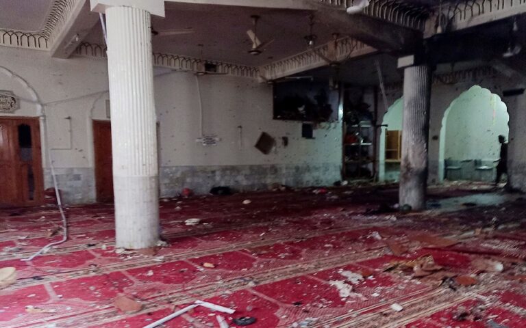 Πακιστάν: Τουλάχιστον 30 νεκροί από έκρηξη σε τέμενος