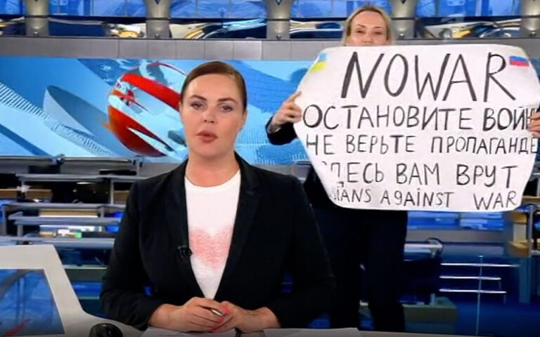 Μαρίνα Οβσιανίκοβα: Κρατείται η Ρωσίδα δημοσιογράφος που ύψωσε αντιπολεμικό πλακάτ