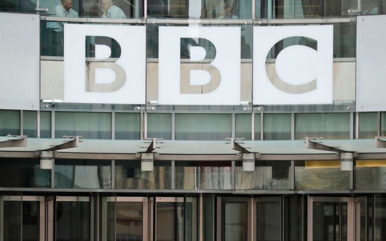 BBC: Aνακοίνωσε την επαναλειτουργία των αγγλόφωνων υπηρεσιών του στη Ρωσία