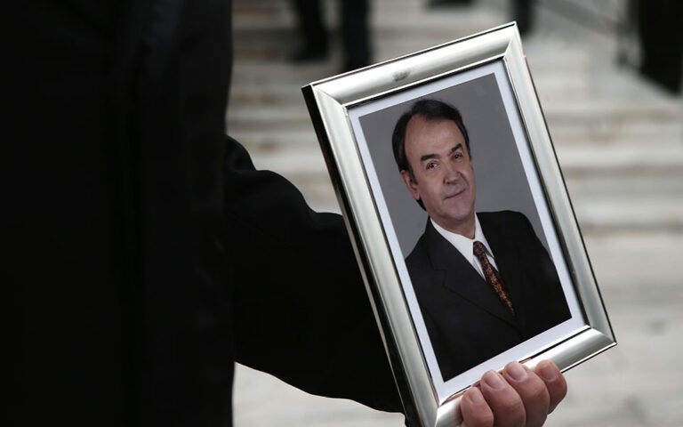 Δημήτρης Τσοβόλας: Θλίψη στην κηδεία του πρώην υπουργού