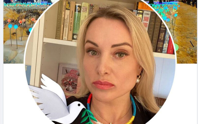 Ποια είναι Μαρίνα Οβσιανίκοβα που άνοιξε αντιπολεμικό πλακάτ στη Ρωσική τηλεόραση