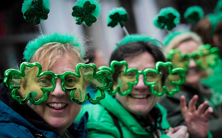St. Patrick’s Day: Ποιος ήταν ο Άγιος Πατρίκιος και πώς γιορτάζουν σήμερα οι Ιρλανδοί