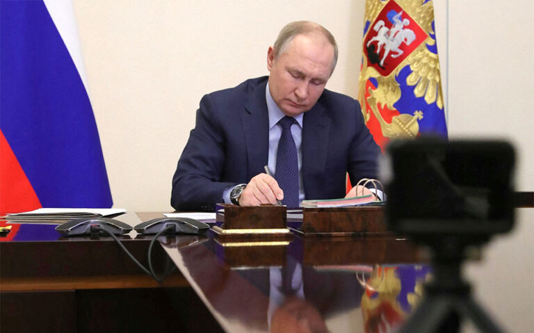 «Θα τους συντρίψω»: Οργίλη απάντηση Πούτιν μέσω Αμπράμοβιτς σε «ραβασάκι» του Ζελένσκι