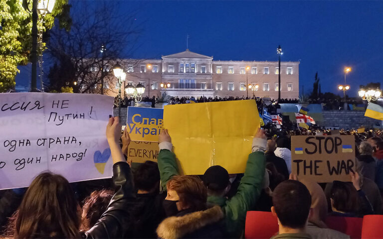 Πόλεμος στην Ουκρανία: Μεγάλη συγκέντρωση στο Σύνταγμα – «Απόψε είμαστε όλοι Ουκρανοί»
