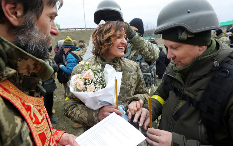 Ουκρανία: Γάμος με στολές παραλλαγής στο μέτωπο