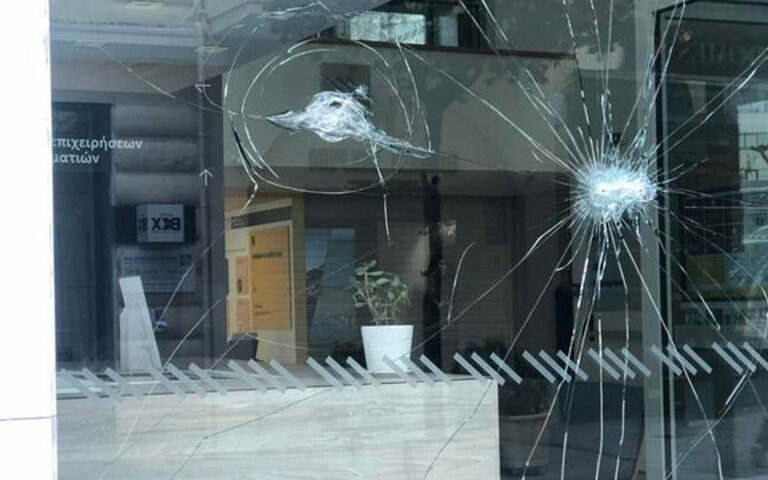 Ηράκλειο: Κουκουλοφόροι έσπασαν βιτρίνες καταστημάτων και ATM στο κέντρο της πόλης