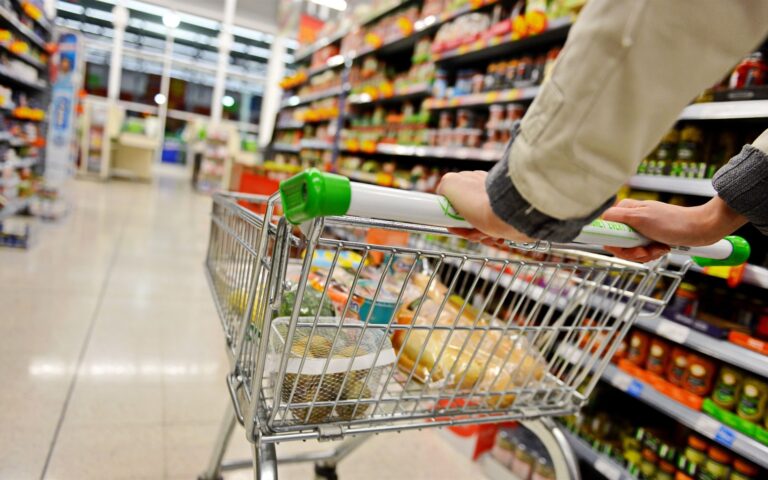 O πληθωρισμός θα «ροκανίσει» τον τζίρο στα σούπερ μάρκετ το 2022
