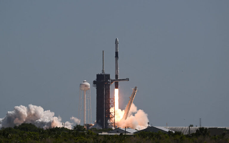 Απογειώθηκε ο πύραυλος Falcon 9 της SpaceX – Η πρώτη ιδιωτική διαστημική αποστολή στον ISS