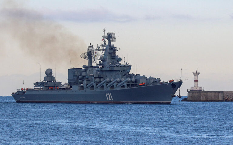 Εκκενώθηκε η ναυαρχίδα του ρωσικού στόλου στη Μαύρη Θάλασσα – Σοβαρές ζημιές παραδέχεται η Μόσχα