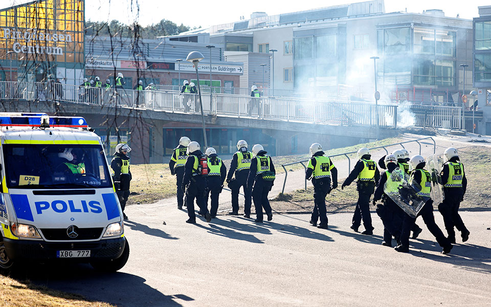 Σουηδία: Τρεις τραυματίες από σφαίρες σε συγκρούσεις μεταξύ αστυνομίας και διαδηλωτών-1