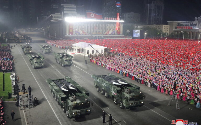 Βόρεια Κορέα: Παρέλαση για τα 90 χρόνια των ενόπλων δυνάμεων με διηπειρωτικούς πυραύλους και πυρηνικές απειλές