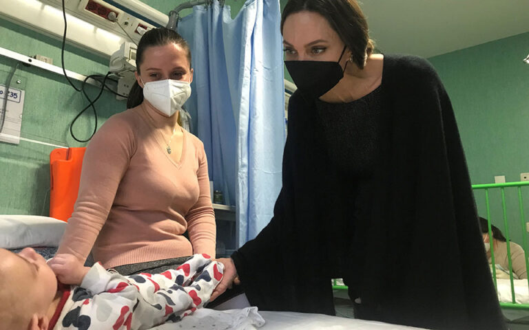 Αντζελίνα Τζολί: Σε νοσοκομείο που νοσηλεύονται παιδιά από την Ουκρανία – «Προσεύχομαι να τελειώσει ο πόλεμος»