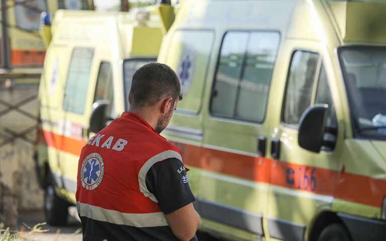 Θεσσαλονίκη: Αυτοκίνητο «καρφώθηκε» σε λεωφορείο του ΟΑΣΘ