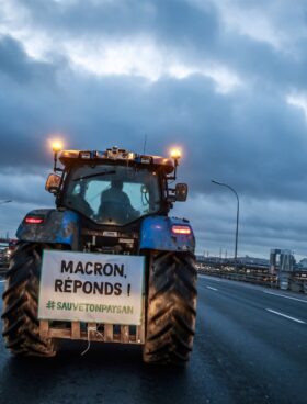 «Μακρόν, απάντησε!». Αγρότης οδηγεί το τρακτέρ του προς το Παρίσι για να συμμετάσχει σε παλαιότερη διαδήλωση κατά του Γάλλου προέδρου. «Βλέπουμε τις αγροτικές περιοχές να ψηφίζουν συντριπτικά υπέρ της Μαρίν Λεπέν», λέει ο Γάλλος αναλυτής και τονίζει ότι η κάλπη έστειλε ξεκάθαρο μήνυμα στον Μακρόν και στη γαλλική ελίτ. Φωτ. EPA / CHRISTOPHE PETIT TESSON