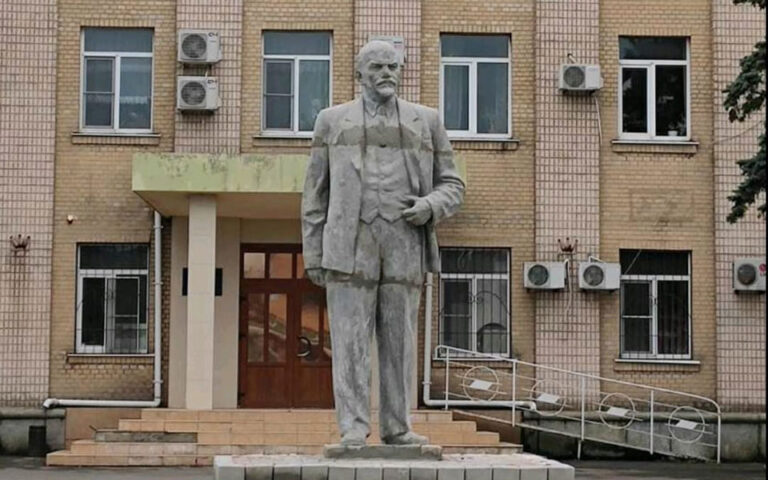 Ουκρανία: Oι Ρώσοι επανέφεραν άγαλμα του Λένιν στο κατεχόμενο Χένιτσεσκ
