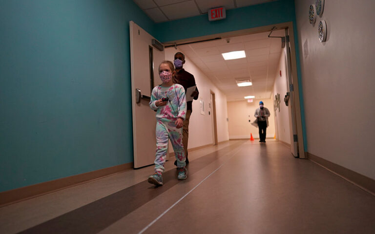 ΗΠΑ – Κορωνοϊός: Διπλάσιες οι εισαγωγές ανεμβολίαστων παιδιών στα νοσοκομεία