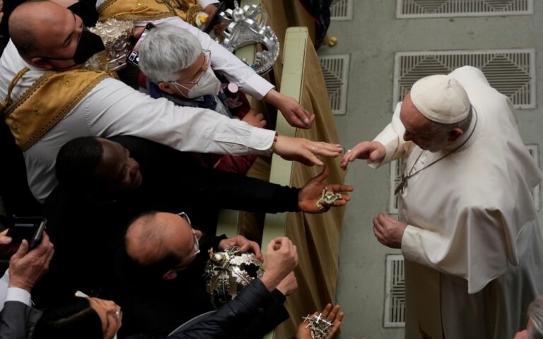 Πάπας: Ζήτησε συγγνώμη για την «πολιτιστική γενοκτονία» των αυτοχθόνων του Καναδά