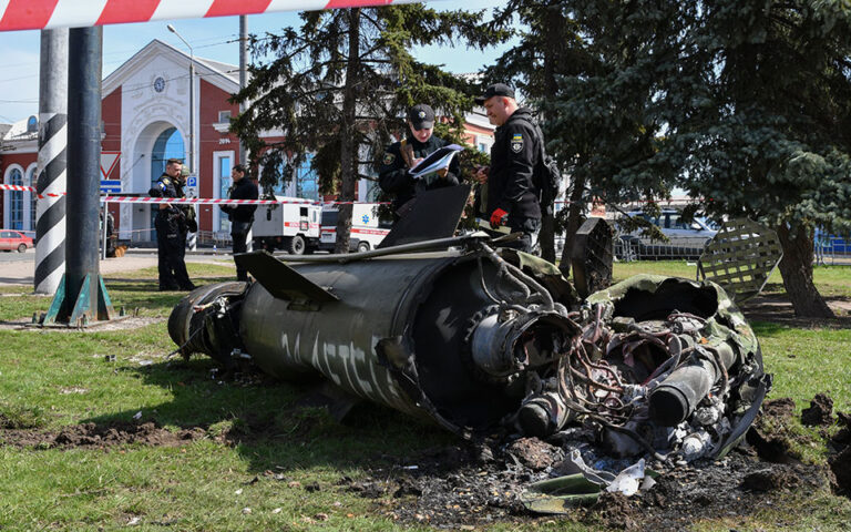 Τουλάχιστον 50 οι νεκροί στο Κραματόρσκ – Φον ντερ Λάιεν από Κίεβο: Η Ουκρανία πιο κοντά σε ένταξη στην Ε.Ε.