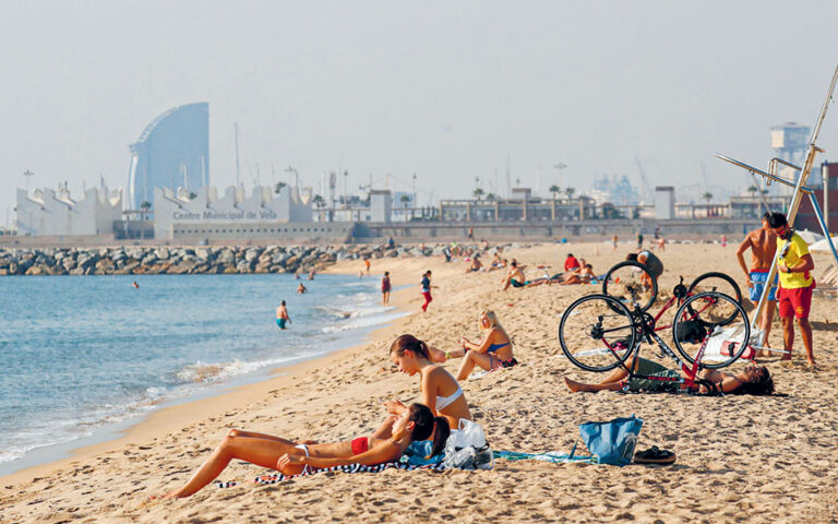 Τέλος το κάπνισμα στις παραλίες της Βαρκελώνης