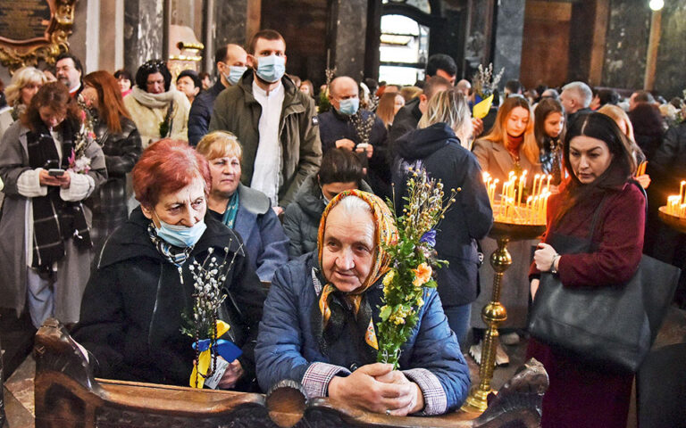 Ουκρανία: «Χριστός Ανέστη» και ομαδικοί τάφοι