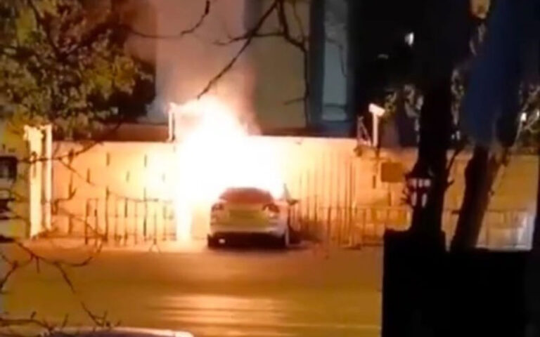 Βουκουρέστι: Όχημα έπεσε στην πύλη της ρωσικής πρεσβείας – Ένας νεκρός (βίντεο)