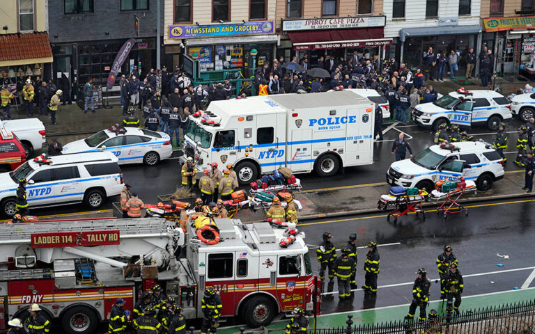 Νέα Υόρκη: «Άνθρωποι ούρλιαζαν» – Οι πρώτες μαρτυρίες μετά τους πυροβολισμούς στο μετρό (εικόνες, βίντεο)