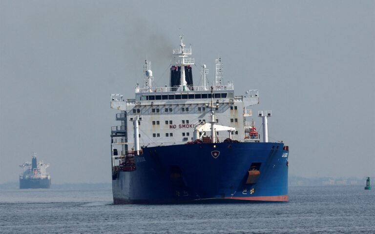 Ρωσικά πλοία: Αλλάζουν σημαία για να αποφύγουν τις δυτικές κυρώσεις