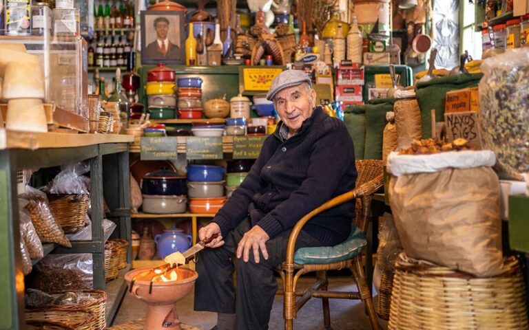 Αντώνης Τζιμπλάκης: Ο μπακάλης της Νάξου 80 χρόνια μες στο τυρί